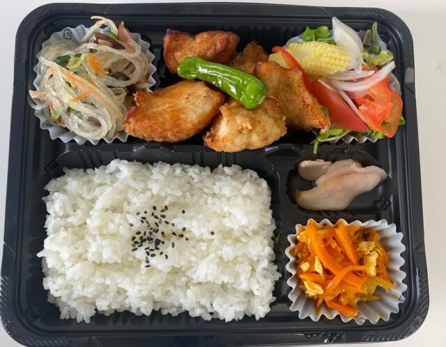 高知は雨です☔
ジメジメしますね〜

今日のお弁当🍱🍙
　メインは塩唐揚げ🍗
　サラダには、春野東諸木のいわた農園のベビーリーフ，新玉ねぎ，ヤングコーン，パプリカなど具沢山で彩り良くできました☺️

#高知市
#春野町東諸木
#春野野菜手作りお弁当のユウアンドアイ 
#ユウアンドアイ
#いわた農園
#就労継続支援B型事業所ユウアンドアイ
#農福連携 
#農業インスタグラム 
#農業好きな人とつながりたい