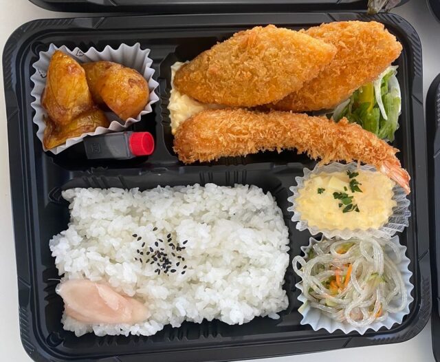 今日のお弁当🍱🍙

先日、春野の畑で収穫した
じゃがいもを
早速あっさりめの揚げ煮に
しました♪
品種は『きたあかり』です。

フライもカリッと揚げて
自家製タルタルソースを
たっぷりかけてます
召し上がれ〜

#春野野菜手作り弁当ユウアンドアイ 
#ユウアンドアイ
#いわた農園
#高知市
#春野町東諸木
#施設外就労
#農福連携